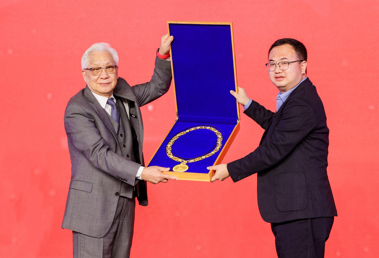 马兰花儿童声合唱团代表——河北省保定市阜平县副县长赵晓东从全山石手中接过华茂美堉奖金质奖章.jpg 马兰花儿童声合唱团代表——河北省保定市阜平县副县长赵晓东从全山石手中接过华茂美堉奖金质奖章.jpg